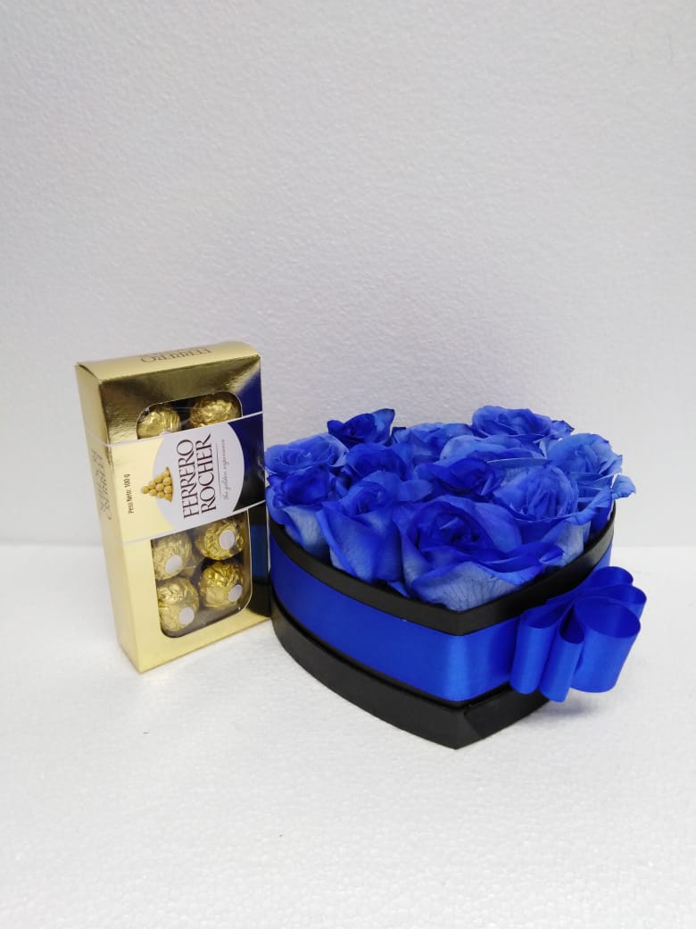 12 Rosas Azules en Caja Corazn mas Ferrero Rocher 100 Grs 